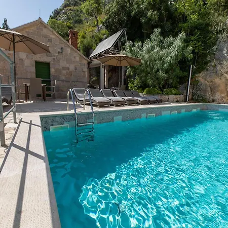 Rustic, Modern With Pool Сasa de vacaciones