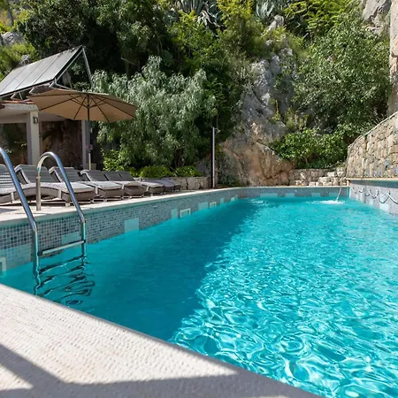 Rustic, Modern With Pool Сasa de vacaciones *